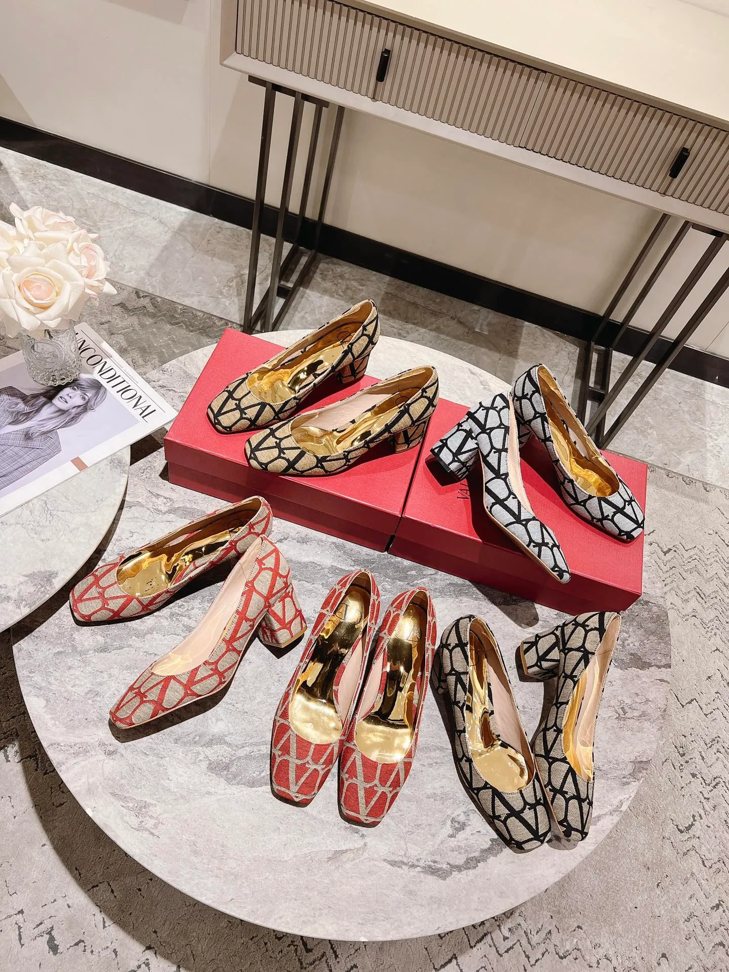 👟👟Ex-factory price 440👟👟 Genuine leather sole +40 Top version 𝑉𝐴𝐿𝐸𝑁𝑇𝐼𝑁𝑂 Valentino new spring and summer women's 5⃣️ color spring shoes. The unique [V logo fabric print pattern] brings out a full sense of high-end, and the new season will live up to expectations! Worth buying★Absolutely high-grade❥Original method, Absolutely sensual❥Elegant style, creating a different feeling, simple and elegant style!  Code number: 35-41 (34-42 customized) Fabric: Fabric printed cloth Lining: Sheepskin lining Heel height: 6cm～8.5cm2⃣️ options Leather outsole Rubber outsole